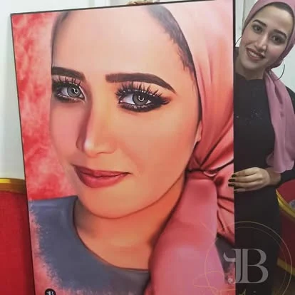 شخص يظهر بجوار لوحة بورتريه كبيرة بدرجات وردية.