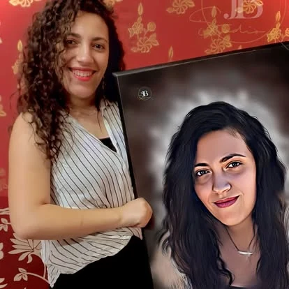 شخص يمسك لوحة بورتريه بخلفية داكنة.