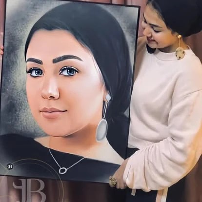 شخص ينظر إلى لوحة بورتريه كبيرة بتكوين قريب.